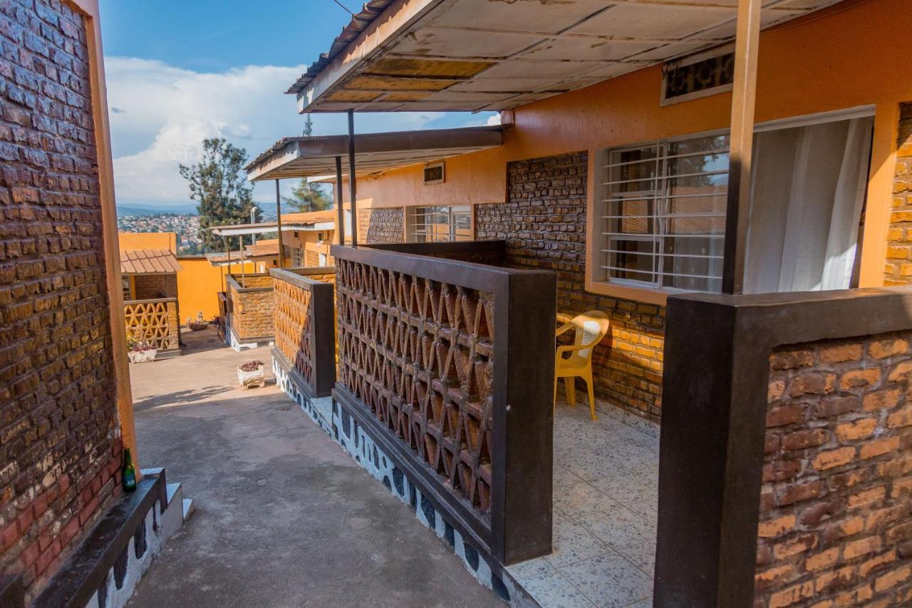 Auberge La Caverne Kigali Bagian luar foto