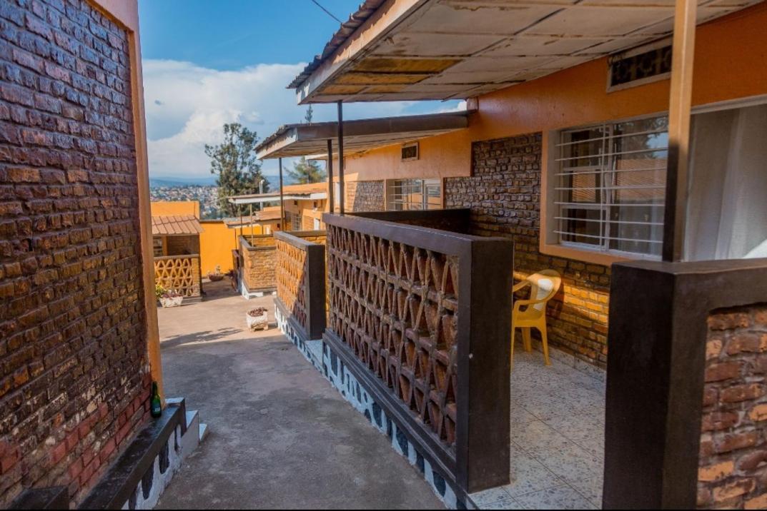 Auberge La Caverne Kigali Bagian luar foto